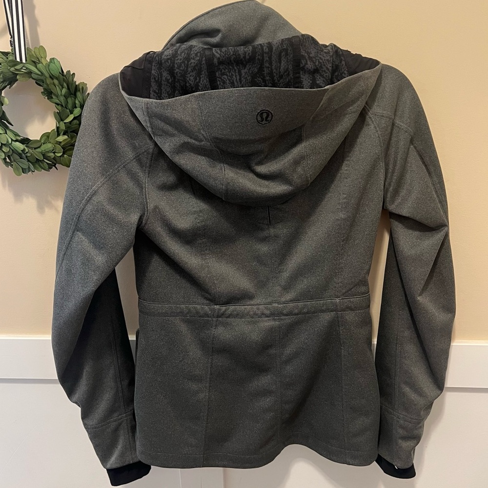 Lululemon Embark Softshell Waterproof Jacket Size 4 - Picture 4 of 9